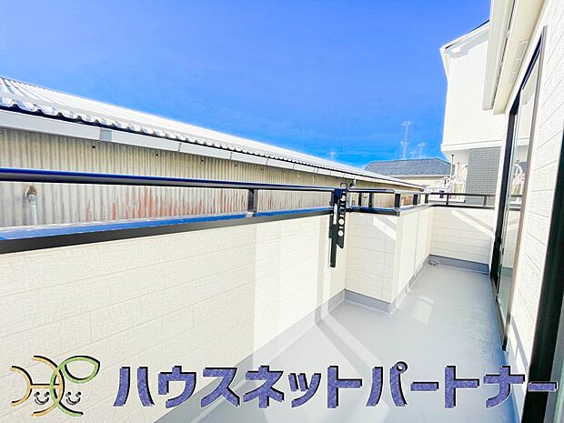 南向きバルコニーから明るい陽射しと爽やかな風がお部屋へと流れ込む、心地よい空間です。2部屋続きなのでお布団も沢山干せますね。