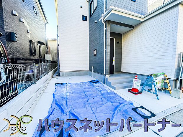 駐車場がある戸建を持つ最大のメリットは、駐車場代金を支払い続ける必要がないことです。賃貸住宅に住んでいる方が、戸建の購入を考えるきっかけに挙げることが多いようです。