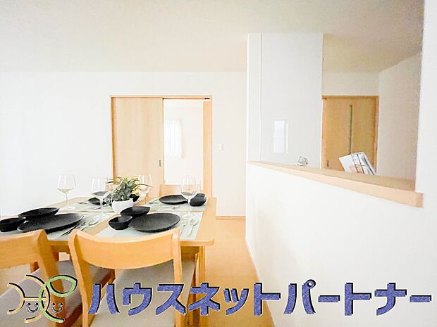 カウンターキッチンなら、リビングで遊ぶ子供の様子を見ながら料理ができるので安心です。料理を運んでもらったり、子供にお手伝いしてもらいやすいのもいいですね♪