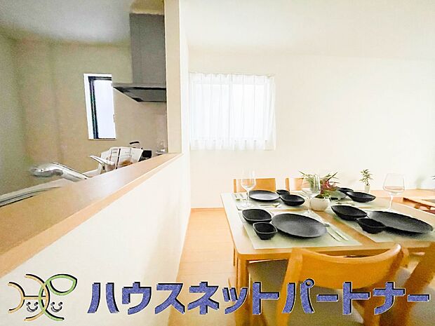 キッチン吊戸棚を無くす事によって、コミュニケーションを重視した設計に致しました。区画によって変わる一体感を、実際にご覧になって頂けましたらと思います。