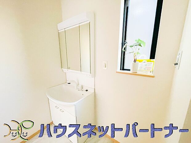 広い脱衣所、洗面台も大きなサイズを設置。戸建では見ない広さと解放感。