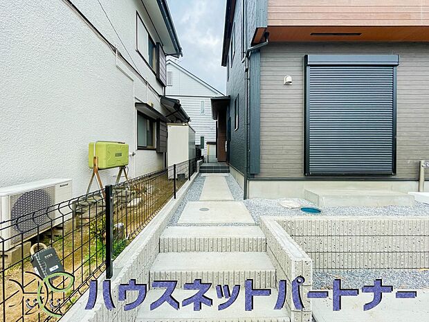 上質感漂う玄関へのアプローチ。居住者の帰り、訪れる方を優しく迎える・安らぎに満ちた生活空間を予感させる。健やかな暮らしを楽しめそう。