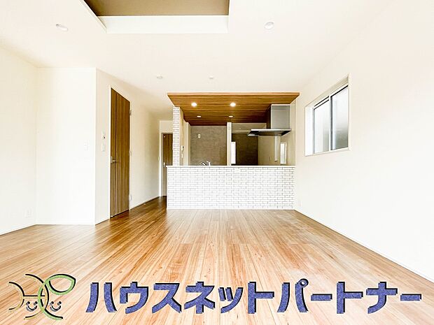 広いリビングは19帖。ソファーを置いて、テーブルを置いて・・。考えただけでワクワクしますね。