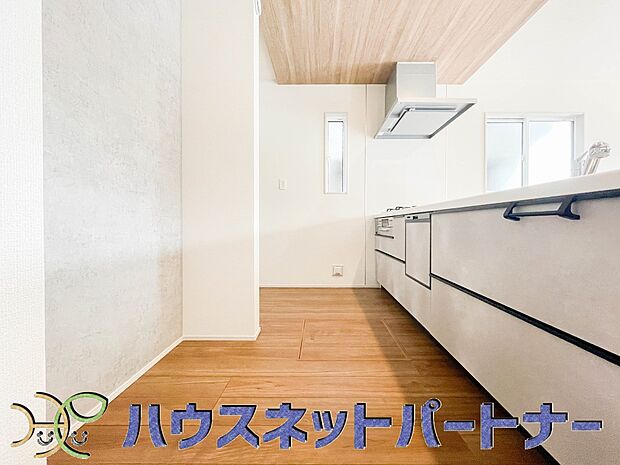 キッチン吊戸棚を無くす事によって、コミュニケーションを重視した設計に致しました。区画によって変わる一体感を、実際にご覧になって頂けましたらと思います。