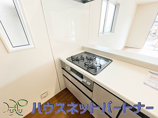 三口コンロで料理の幅を拡げてくれる使いやすいシステムキッチンを採用。洗い場も大きいので野菜や食器を洗ったりする際にも捗り、奥様の強い味方となってくれるはずです。