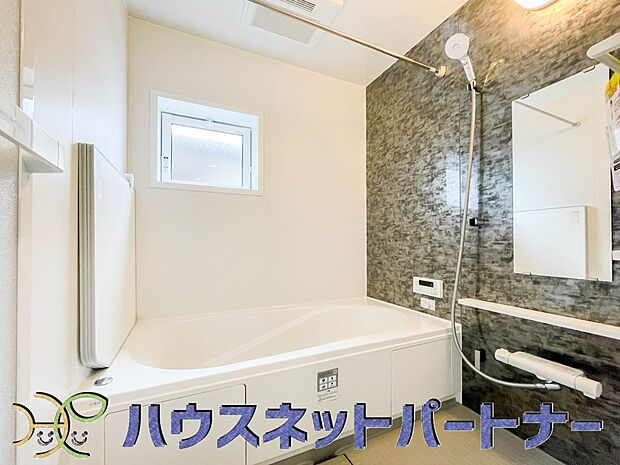 心地よいバスタイムを演出する浴室はゆとりあるサイズを採用。保温機能付き、汚れをはじく有機ガラス系の新素材を採用した浴室。美しく機能的な設備を採用。