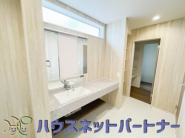 家の中でも特にプライベートスペースとなる洗面所は、洗濯場所と浴室を同じ空間でまとめております。小窓を設置しておりますので、熱気などが籠りやすい空間でちょっとした空気の入れ替えを。