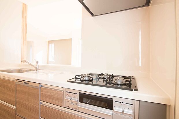 最新設備搭載のシステムキッチン。収納数も多いので、常に纏まりある空間に。