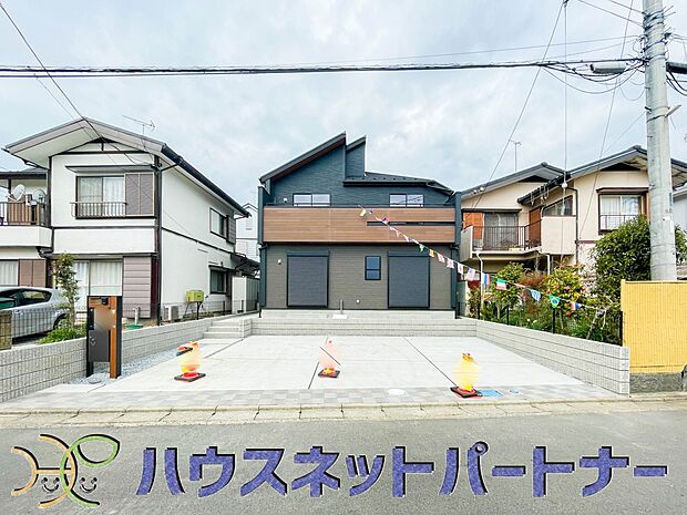堂々たる趣ながら、主張し過ぎずどこか余裕を感じさせるシャープなフォルムで佇む邸宅は、晴天の空と照らし合わせる事で、本来あるべき完成形の姿を見せてくれます。
