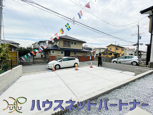 ゆったりとした駐車スペースを確保いたしましたので、大きめのお車でも駐車可能です。自転車やバイクなど、ゆとりのある敷地で置き場所に困ることはないでしょう。