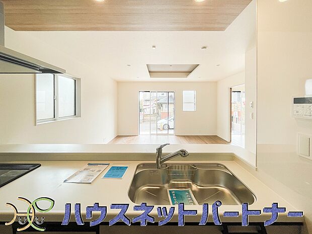 カウンターキッチンなら、リビングで遊ぶ子供の様子を見ながら料理ができるので安心です。料理を運んでもらったり、子供にお手伝いしてもらいやすいのもいいですね♪