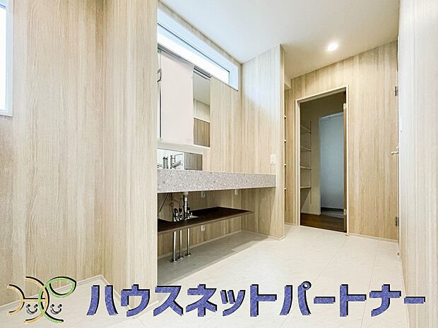 広い脱衣所、洗面台も大きなサイズを設置。建売では見ない広さと解放感。
