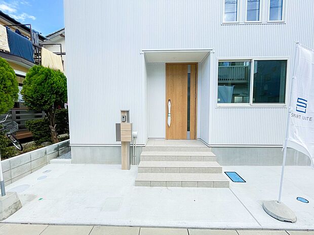 上質感漂う玄関へのアプローチ。居住者の帰り、訪れる方を優しく迎える・安らぎに満ちた生活空間を予感させる。健やかな暮らしを楽しめそう。