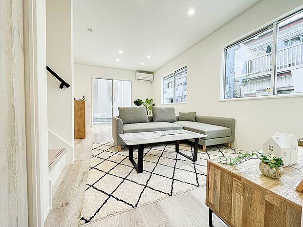 インテリアショップで見掛けた「あの家具」も置ける、ゆったりとした空間。時に広さが上質な寛ぎの時間になる事も。