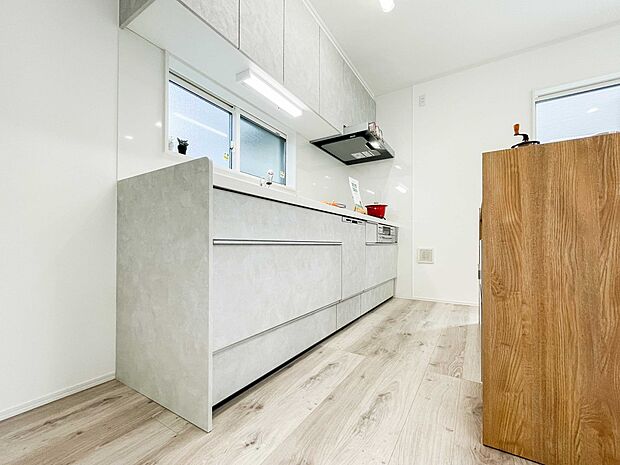 カウンターキッチンは広くて収納力もあるので、快適に料理をすることができます。食器や炊事用具を手の届くところに配置しやすいため調理もスピーディーです。