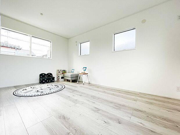 明るい窓のあるお部屋は子供部屋にぴったり。可愛い家具で素敵なお部屋に。