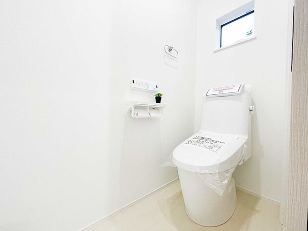 小窓を設置する事により明るく、通気性の良いトイレとなっております。中はゆとりのある大きさを確保しておりますので、ゆったりとお使い頂けます。 