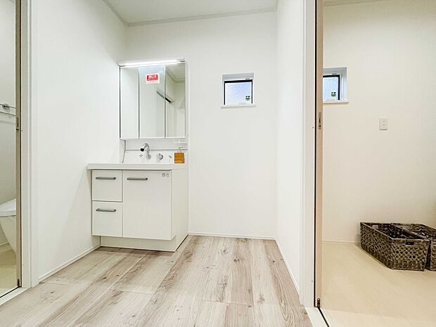 大きく見やすい三面鏡で清潔感ある洗面台は、身だしなみチェックや肌のお手入れに最適です。何かと物が増える場所だからこそ、スッキリと見映えの良い空間に拵えました。