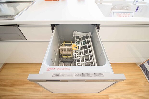 食器洗いのわずらわしさから開放してくれる嬉しい設備。後片付けの手間を減らし奥様の時間を有効活用できます。お湯と洗剤を使う機会が少なくなるため、手荒れ防止にも。