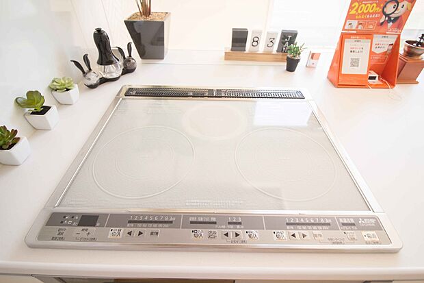 火をつかわないので高齢者やお子様のいるご家庭におすすめです。フラットな調理面の後片付けはさっと拭くだけでOK。お手入れが簡単な上、すっきりとした見た目もおしゃれです。