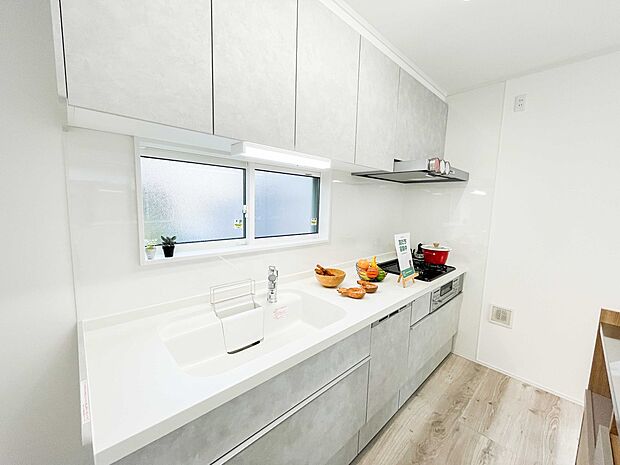 明るい自然光が入る作業スペースを多くとったキッチン採用。夫婦揃ってキッチンに立っても調理がしやすく、家事をしながら会話も弾みます。食器類もすっきりと片付く収納力。