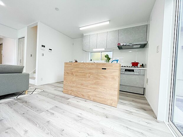 キッチンは家族一緒にお料理が出来る広さ。たまにはご夫婦でお料理も良いですよね。