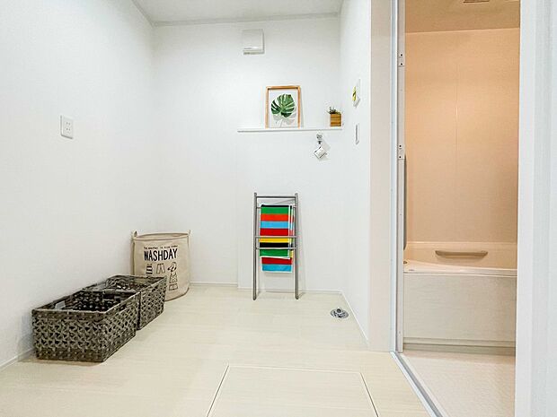 広い脱衣所、洗面台も大きなサイズを設置。建売では見ない広さと解放感。