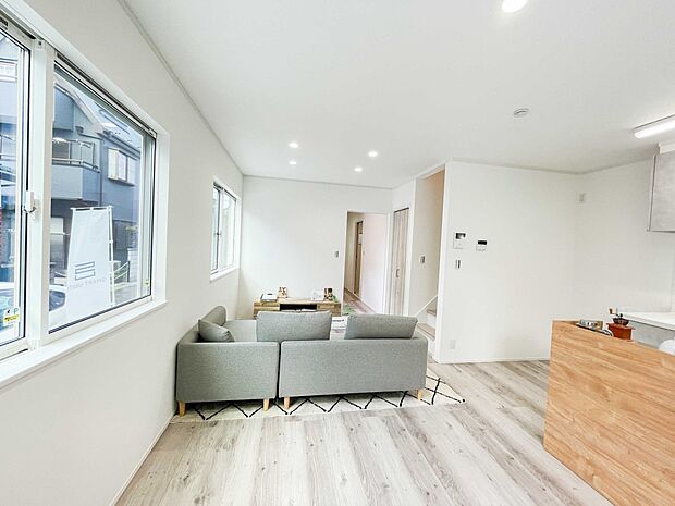 リビングは、食事スペースと寛げる場所設けてもまだ余裕の広さ。明るい光が照らしてくれます。