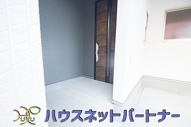 玄関の扉を開けると家族の待つお家。幸せを感じる瞬間です。