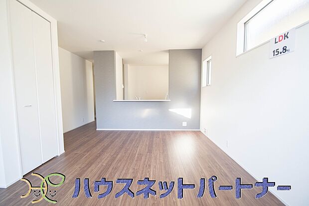 太陽の光が照らす明るいリビングは、開放感があり通風・採光に優れ、心地よい光と風が舞い込んできます。心休まるリビングは何よりも快適な時間を過ごせます。