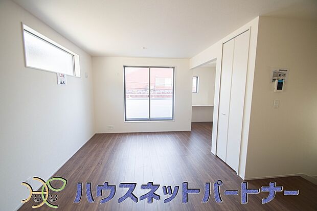 整然とした空間演出、快適な理想の暮らしの実現は家のみの拘りではなく、そこで暮らす方々にとって素敵な環境であることも挙げられると思います。四季折々の変化が奏でる鼓動を楽しんで下さい。