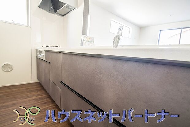 明るい自然光が入る作業スペースを多くとったキッチン採用。夫婦揃ってキッチンに立っても調理がしやすく、家事をしながら会話も弾みます。食器類もすっきりと片付く収納力。