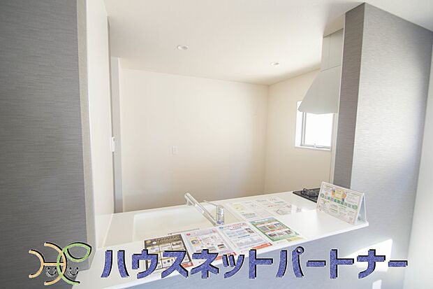 キッチン吊戸棚を無くす事によって、コミュニケーションを重視した設計に致しました。区画によって変わる一体感を、実際にご覧になって頂けましたらと思います。