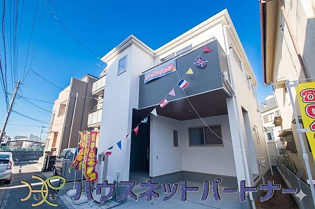 堂々たる趣ながら、主張し過ぎずどこか余裕を感じさせるシャープなフォルムで佇む邸宅は、晴天の空と照らし合わせる事で、本来あるべき完成形の姿を見せてくれます。