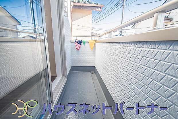 南向きバルコニーから明るい陽射しと爽やかな風がお部屋へと流れ込む、心地よい空間です。