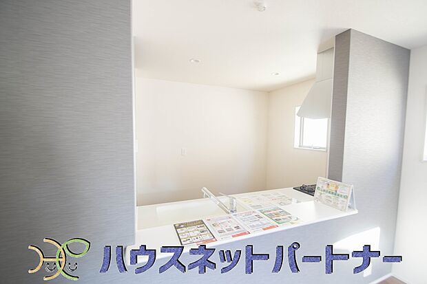 カウンターキッチンなら、リビングで遊ぶ子供の様子を見ながら料理ができるので安心です。料理を運んでもらったり、子供にお手伝いしてもらいやすいのもいいですね♪