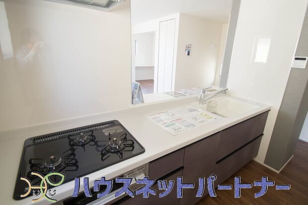 三口コンロで料理の幅を拡げてくれる使いやすいシステムキッチンを採用。洗い場も大きいので野菜や食器を洗ったりする際にも捗り、奥様の強い味方となってくれるはずです。