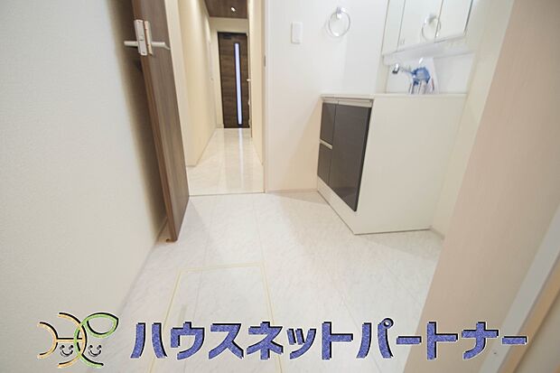 広い脱衣所、洗面台も大きなサイズを設置。戸建では見ない広さと解放感。