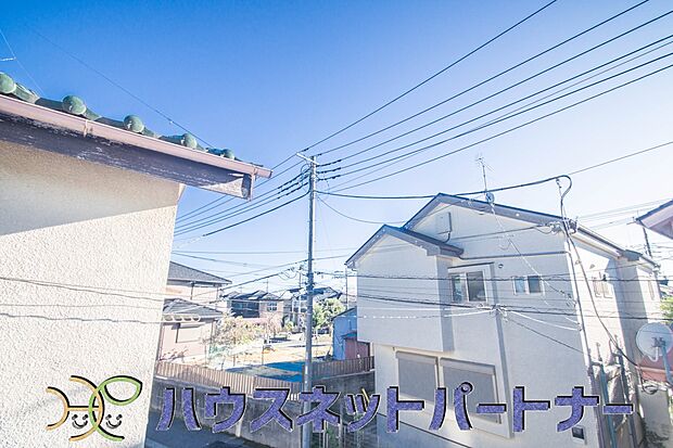 2階にあるバルコニーは太陽の光が燦々と降り注ぎ、毎日のお洗濯も快適に。太陽は心を元気にしてくれますよね。