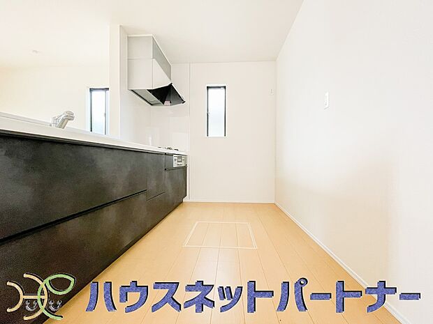 明るい自然光が入る作業スペースを多くとったキッチン採用。夫婦揃ってキッチンに立っても調理がしやすく、家事をしながら会話も弾みます。食器類もすっきりと片付く収納力。