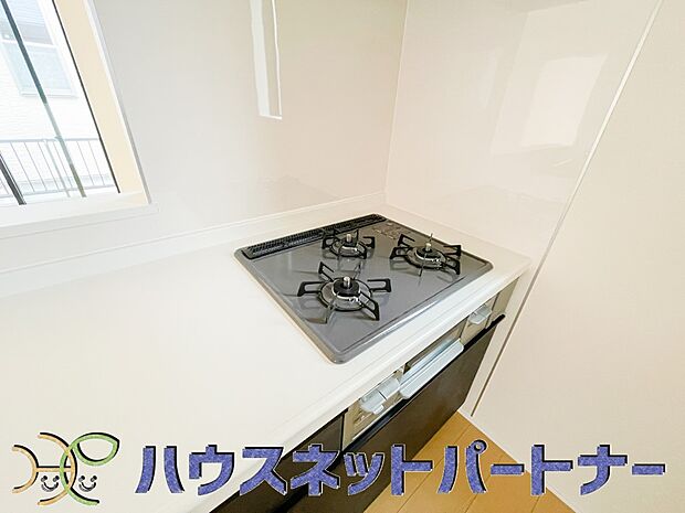 三口コンロで料理の幅を拡げてくれる使いやすいシステムキッチンを採用。洗い場も大きいので野菜や食器を洗ったりする際にも捗り、奥様の強い味方となってくれるはずです。