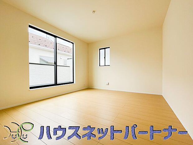 明るい窓のあるお部屋は子供部屋にぴったり。可愛い家具で素敵なお部屋に。