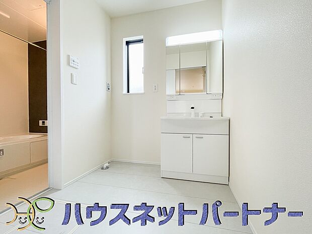 洗面室は窓の光が差し込み明るく清潔感があります。三面鏡は朝の支度が大助かり。