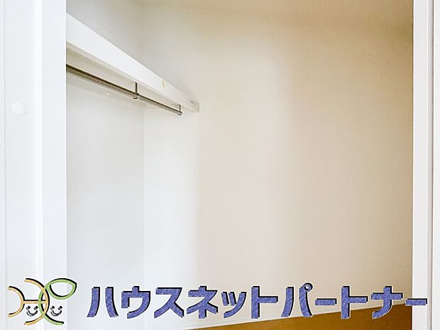 たくさんの洋服をかけてもシワになりにくいウォークインクローゼット。洋服以外にも、普段使わない家電やスーツケース、ストック品など何でも片付く嬉しい空間です。