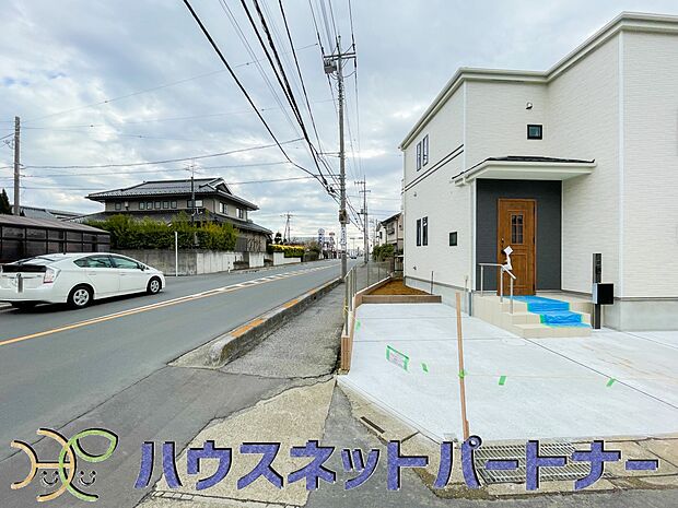 前面道路は歩道付(約11m)で整備されています。