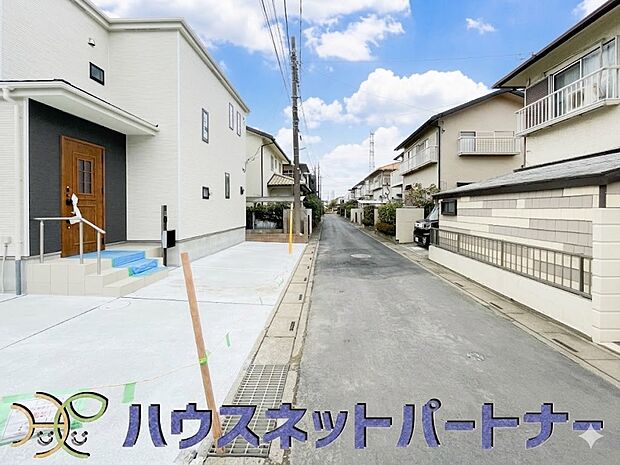前面道路でお車を駐車するのも楽々。