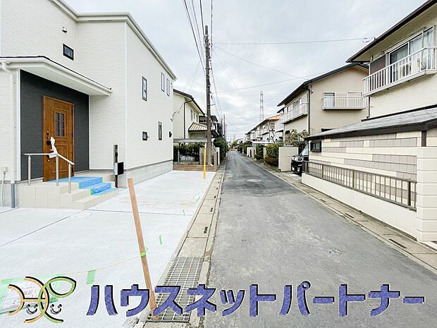 前面道路でお車を駐車するのも楽々。