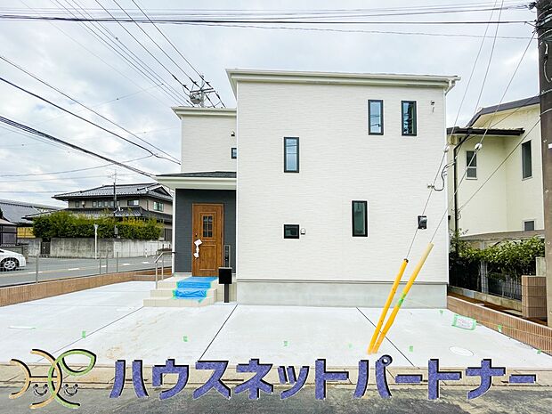 堂々たる趣ながら、主張し過ぎずどこか余裕を感じさせるシャープなフォルムで佇む邸宅は、晴天の空と照らし合わせる事で、本来あるべき完成形の姿を見せてくれます。