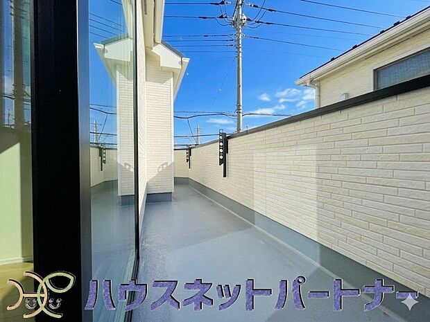 南向きバルコニーから明るい陽射しと爽やかな風がお部屋へと流れ込む、心地よい空間です。2部屋続きなのでお布団も沢山干せますね。