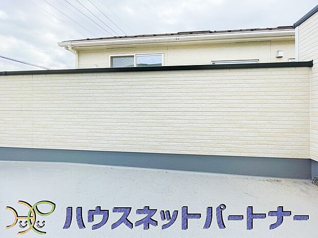 南向きバルコニーから明るい陽射しと爽やかな風がお部屋へと流れ込む、心地よい空間です。2部屋続きなのでお布団も沢山干せますね。